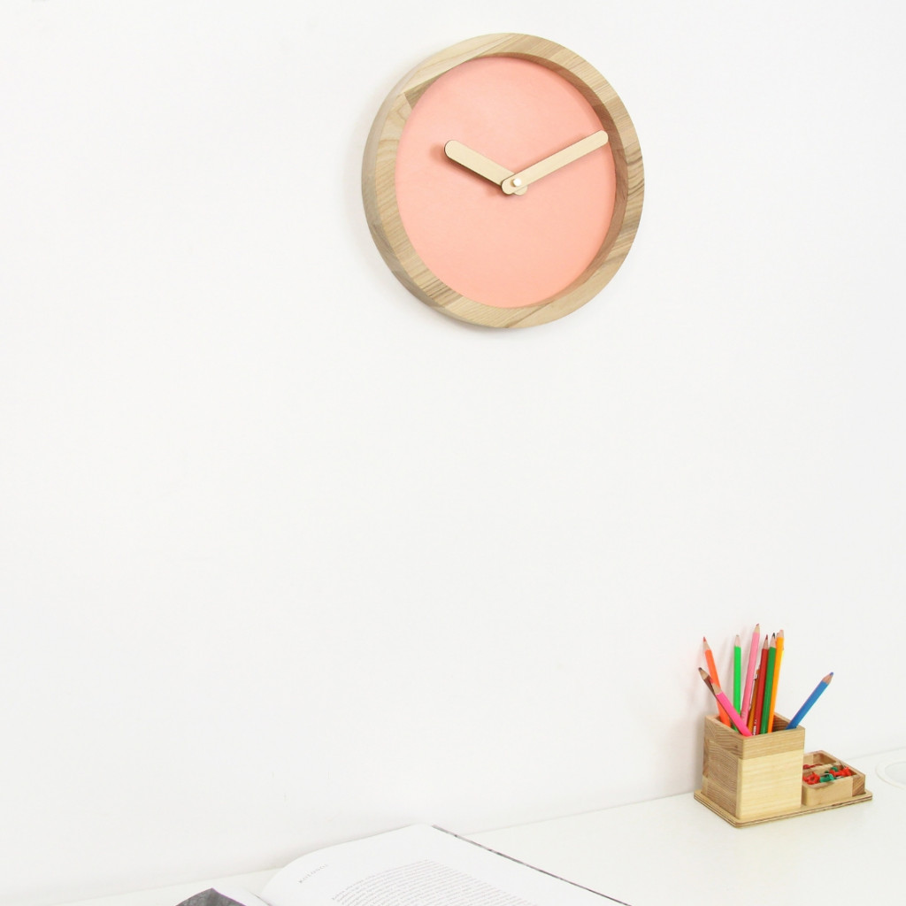 Šviesus Medinis Apvalus Laikrodis (Rožinė dirbtinė Oda) | produktai | NMF Home