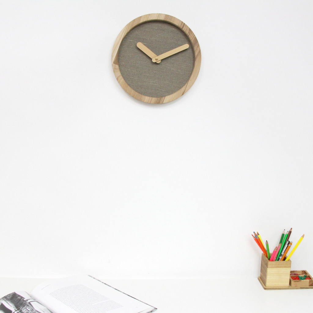 Light Wooden Round Clock (Linen) Light Wooden Round Clock (Linen)