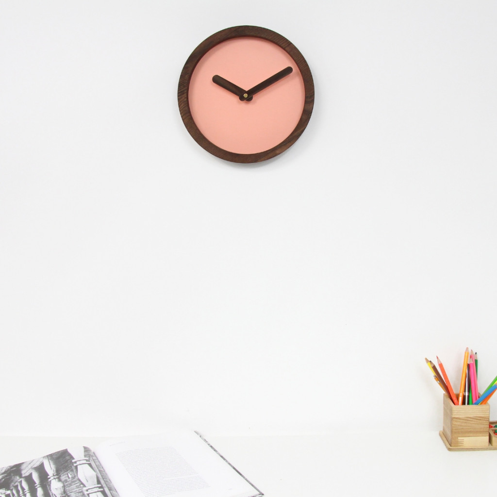 Tamsus Medinis Apvalus Laikrodis (Rožinė Dirbtinė Oda) | produktai | NMF Home
