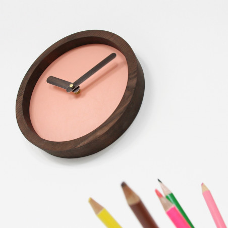 Tamsus Medinis Apvalus Laikrodis (Rožinė Dirbtinė Oda) | produktai | NMF Home
