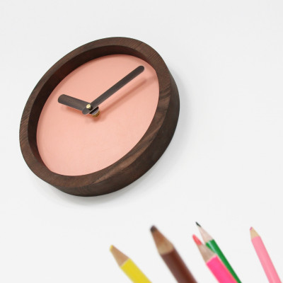 Tamsus Medinis Apvalus Laikrodis (Rožinė Dirbtinė Oda) | laikrodziai | NMF Home