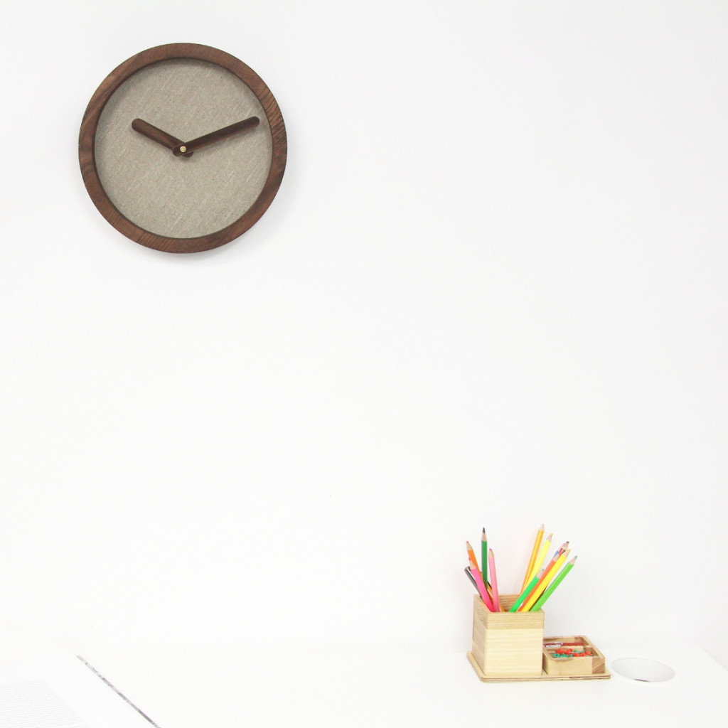 Dark Wooden Round Clock (Linen) Dark Wooden Round Clock (Linen)