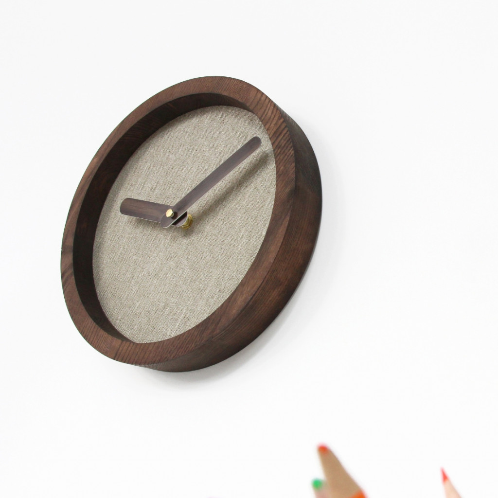 Dark Wooden Round Clock (Linen) Dark Wooden Round Clock (Linen)
