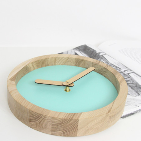 Šviesus Medinis Apvalus Laikrodis (Mint Green Dirbtinė Oda) | produktai | NMF Home