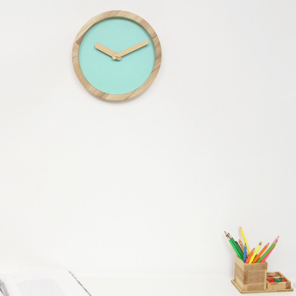 Šviesus Medinis Apvalus Laikrodis (Mint Green Dirbtinė Oda) | produktai | NMF Home