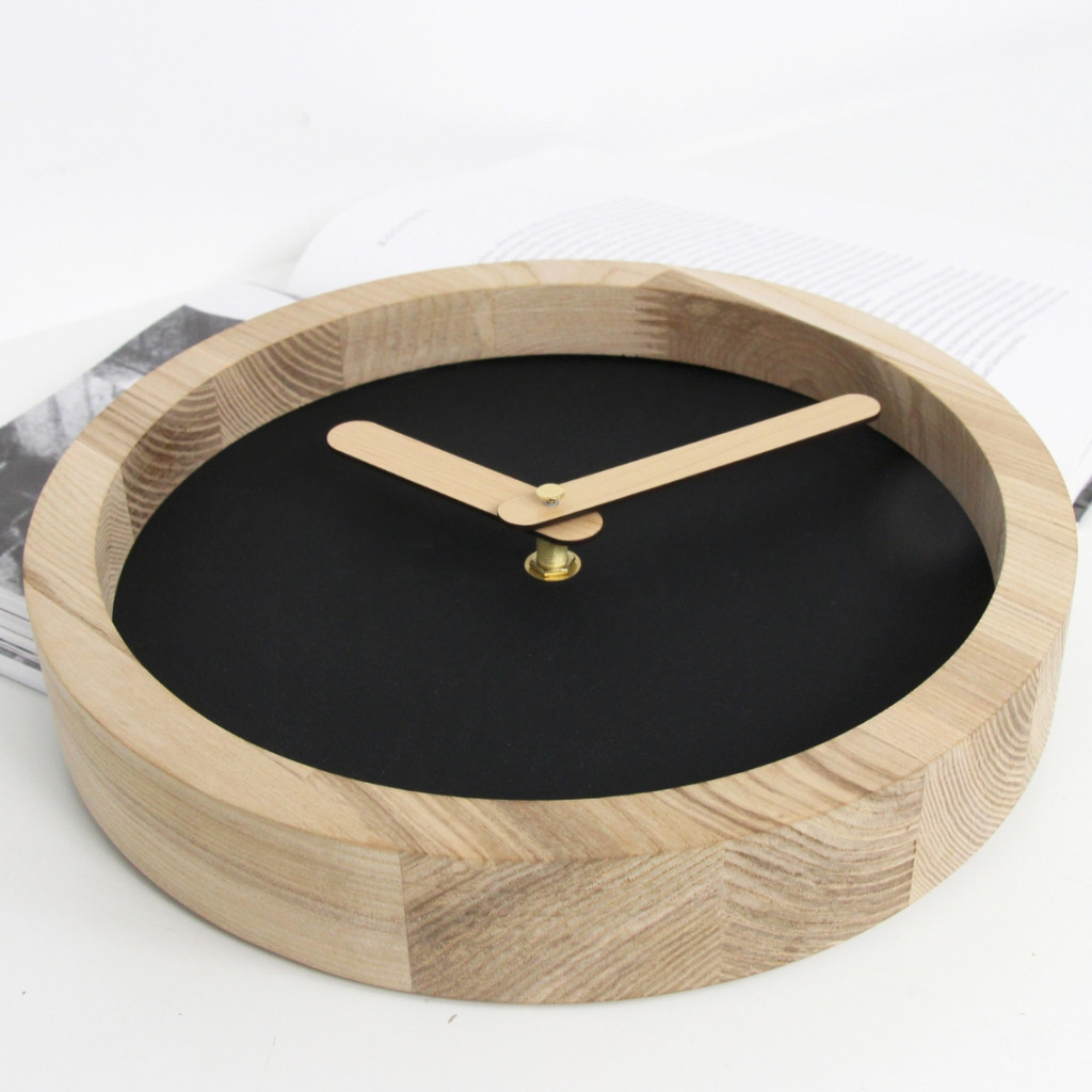 Light Wooden Round Clock (Artificial Leather) Light Wooden Round Clock (Artificial Leather)