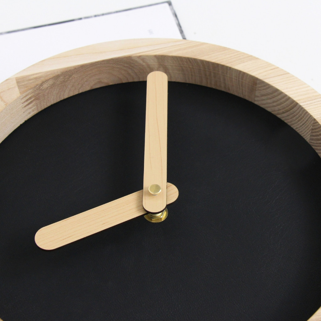 Light Wooden Round Clock (Artificial Leather) Light Wooden Round Clock (Artificial Leather)