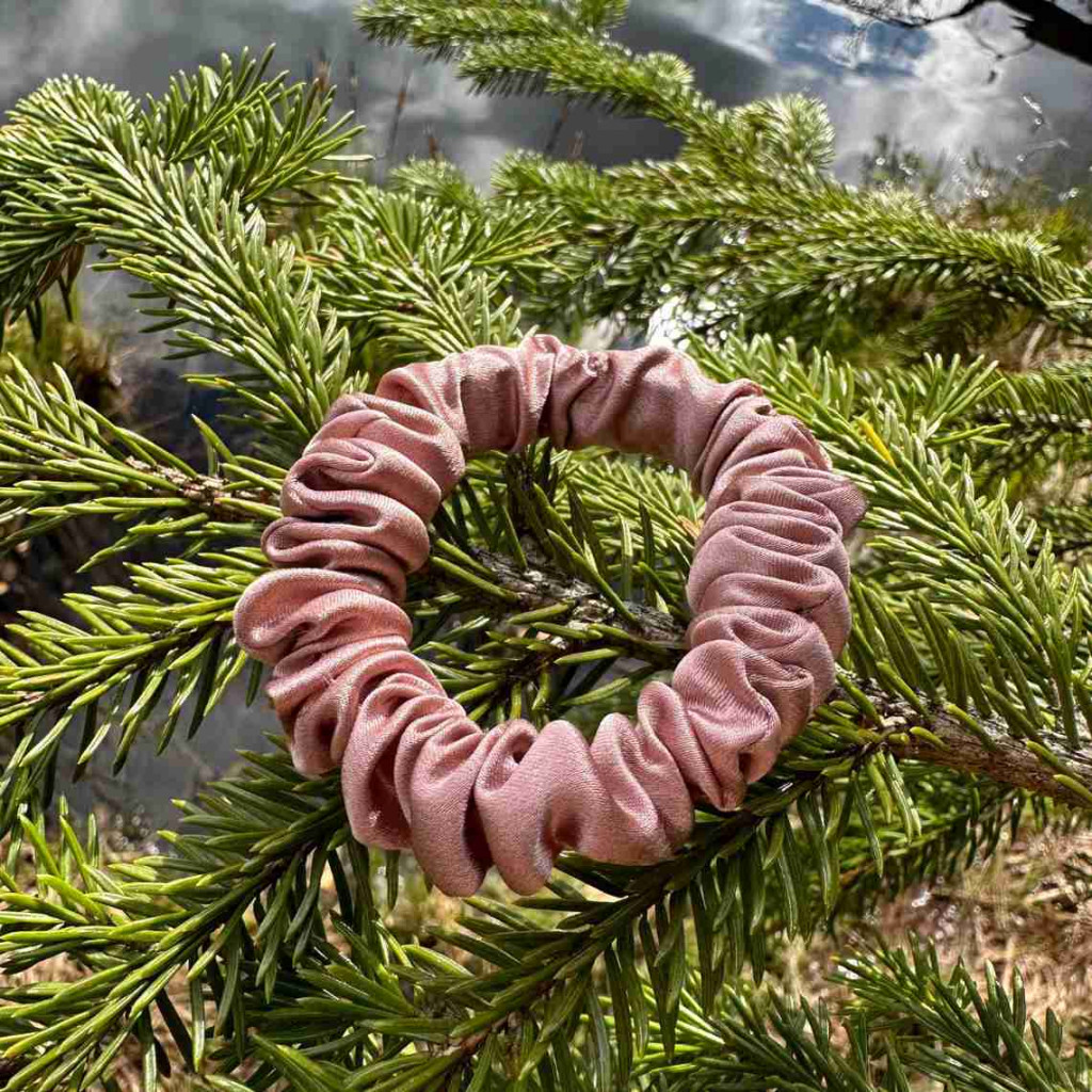Резинка для волос из натурального шелка Mulberry | пепельно-розовая Резинка для волос из натурального шелка Mulberry | пепельно-розовая